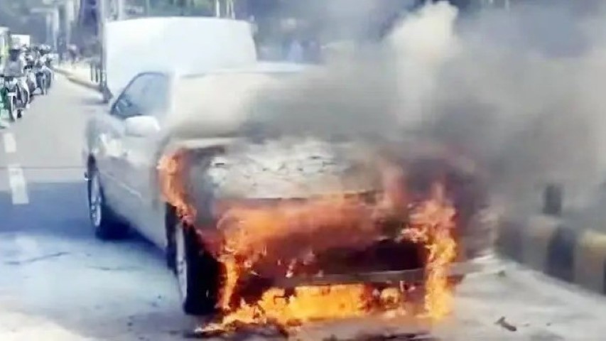 রাজধানীর কুর্মিটোলায় প্রাইভেটকারে আগুন